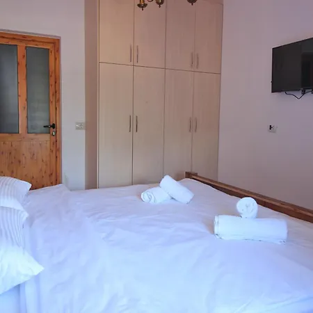 Bed & Breakfast Guri Gjirokaster